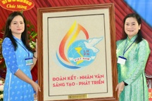 Bí thư tỉnh ủy đọc thơ tặng chị em dự đại hội phụ nữ