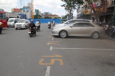 Bãi xe ô tô “ế khách” trong ngày đầu tăng phí