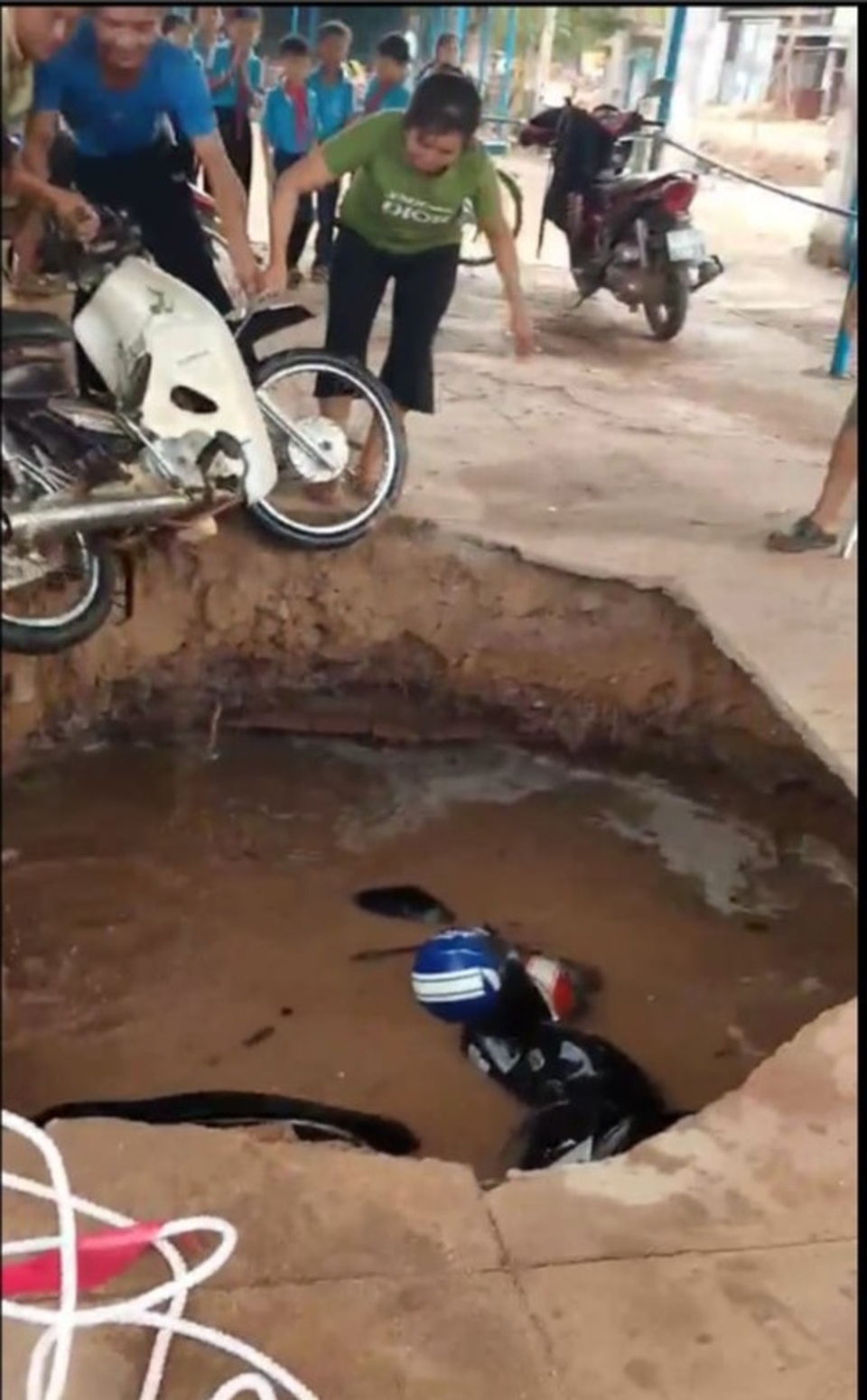 Hố tử thần” nuốt trọn 2 xe máy trong trường tiểu học - 2 Hố tử thần” nuốt trọn 2 xe máy trong trường tiểu học - 2