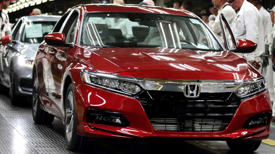 Honda bắt nhân viên văn phòng xuống lắp ráp xe - 1 Honda bắt nhân viên văn phòng xuống lắp ráp xe - 1