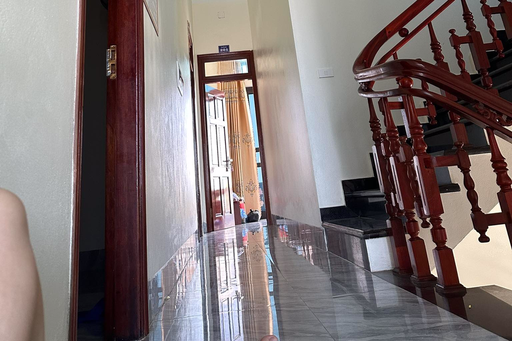 Hành xác vì đi du lịch bị cắt điện: Vạ vật hành lang, trốn nóng ở siêu thị - 2 Hành xác vì đi du lịch bị cắt điện: Vạ vật hành lang, trốn nóng ở siêu thị - 2