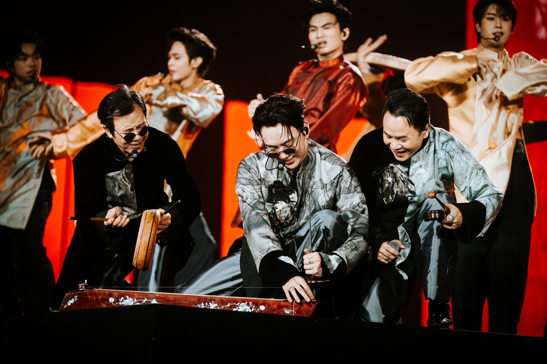 SOOBIN cùng bố đưa hát xẩm lên sân khấu, xúc động nhận mình quá vô tư - 7