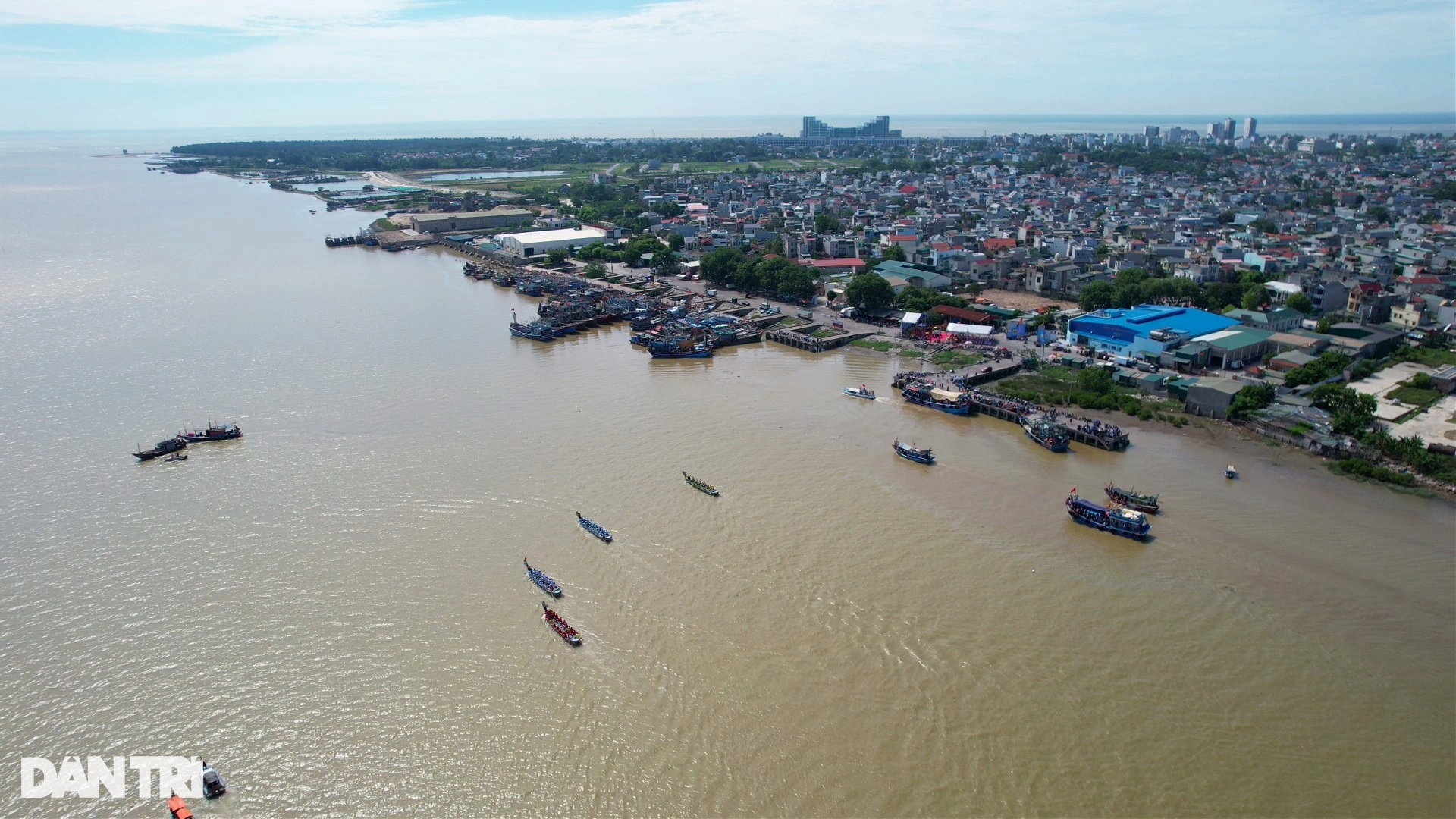 Hàng nghìn người đội nắng gõ xoong, chảo cổ vũ đua thuyền - 5 Hàng nghìn người đội nắng gõ xoong, chảo cổ vũ đua thuyền - 5