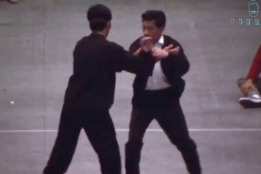 Lý Tiểu Long bịt mắt “khóa đòn” đối thủ