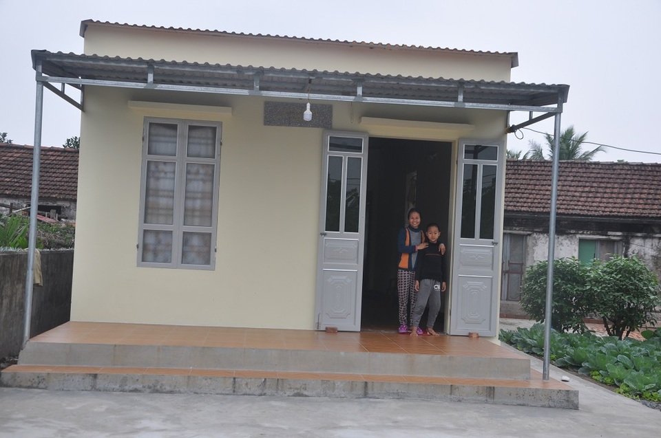 Cụ bà 80 tuổi nghẹn ngào khi được bạn đọc Dân trí xây tặng ngôi nhà mới - 8 Cụ bà 80 tuổi nghẹn ngào khi được bạn đọc Dân trí xây tặng ngôi nhà mới - 8