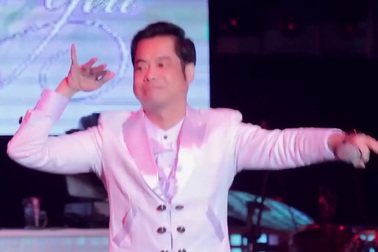 Ngọc Sơn hát live sôi động