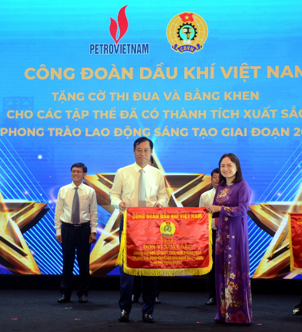 PV GAS nhận khen thưởng tại Hội nghị tổng kết ngành dầu khí - 3 PV GAS nhận khen thưởng tại Hội nghị tổng kết ngành dầu khí - 3
