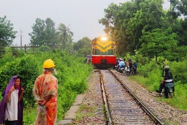 Thót tim cảnh dân cuống cuồng chạy tàu khi tránh lũ trên đường ray