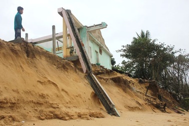 Sóng biển “nuốt chửng” làng chài