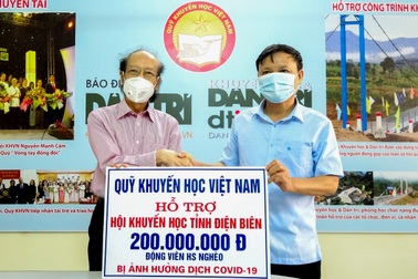 Trao tặng 200 triệu đồng hỗ trợ học sinh nghèo bị ảnh hưởng bởi Covid-19