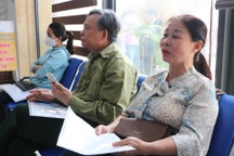 Người dân đi nộp hồ sơ từ tờ mờ sáng, cán bộ làm việc đến tối