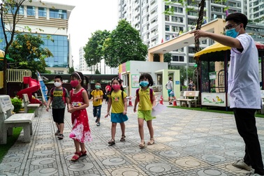 Ngày đầu đi học trở lại: Phụ huynh vui mừng, trẻ phấn khởi