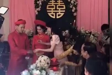 Nhã Phương để lộ bụng to bất thường