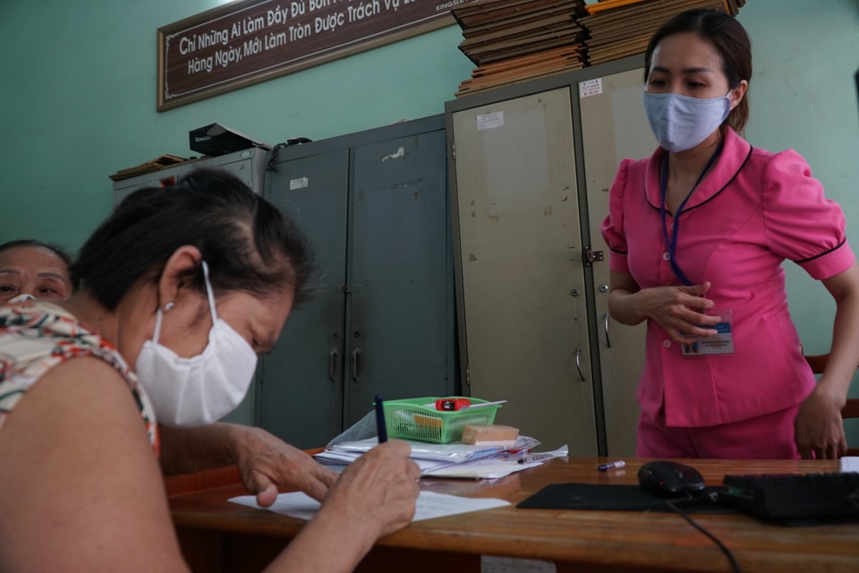 Nhờ tiền từ gói 62.000 tỷ đồng, tôi đã có tiền mua thuốc chữa đau chân... - 2 Nhờ tiền từ gói 62.000 tỷ đồng, tôi đã có tiền mua thuốc chữa đau chân... - 2