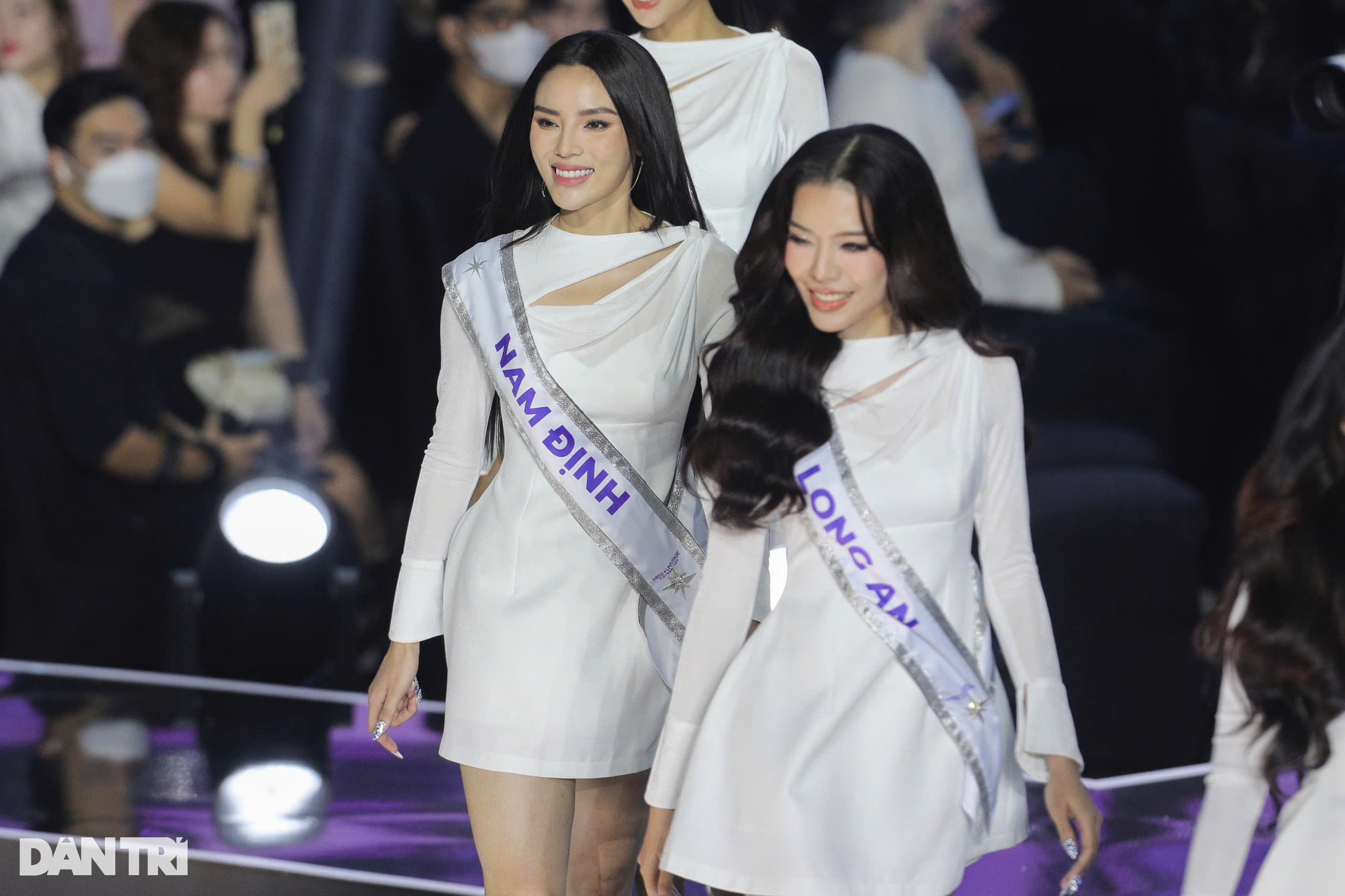 Kỳ Duyên đăng quang Miss Universe Vietnam, góp 500 triệu đồng cho vùng lũ - 4 Kỳ Duyên đăng quang Miss Universe Vietnam, góp 500 triệu đồng cho vùng lũ - 4