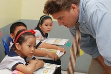 "Chỉ chăm chăm chúi đầu luyện thi sẽ không khá tiếng Anh"