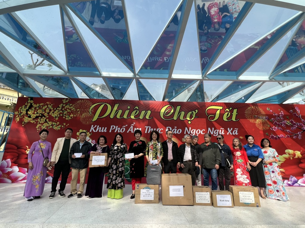 Tưng bừng phiên chợ Tết khu phố ẩm thực Đảo Ngọc - Ngũ Xã - 2 Tưng bừng phiên chợ Tết khu phố ẩm thực Đảo Ngọc - Ngũ Xã - 2