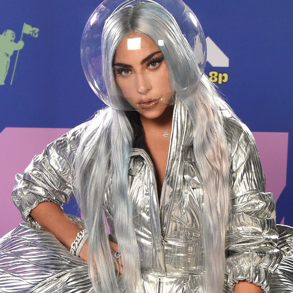 Lady Gaga tái xuất thanh lịch và khoe màu tóc mới - 5 Lady Gaga tái xuất thanh lịch và khoe màu tóc mới - 5