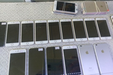 Dân buôn được dịp xả hàng rầm rộ iPhone khóa mạng nhờ loại "code lạ"