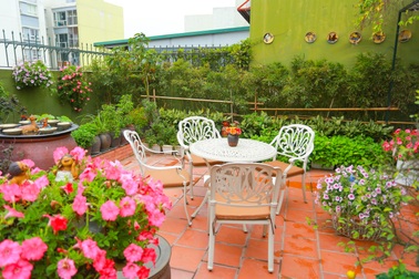 Mê mẩn căn penthouse với khu vườn ngập cây xanh đẹp hiếm có ở Hưng Yên