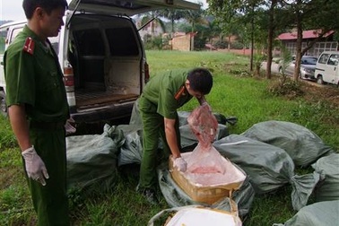 Bị Công an kiểm tra, bỏ lại gần 1 tấn nầm thối trong nhà hoang