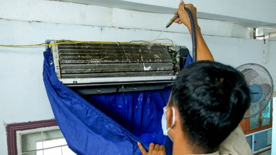 Thợ dịch vụ vệ sinh máy lạnh, máy giặt làm không kịp thở dịp Tết - 8 Thợ dịch vụ vệ sinh máy lạnh, máy giặt làm không kịp thở dịp Tết - 8