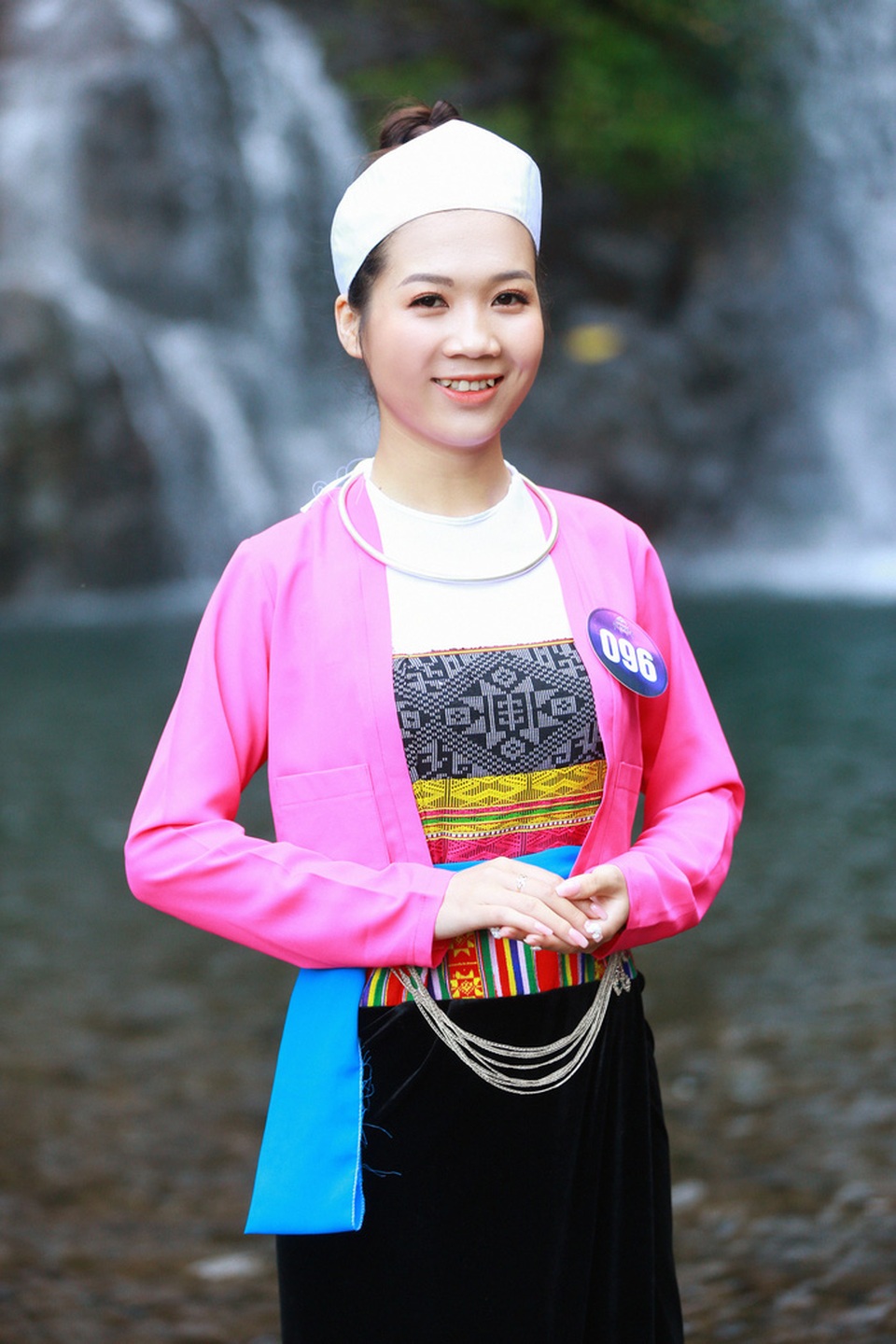 Người đẹp xứ Mường khoe sắc bên thác Cửu Tú Sơn - 4