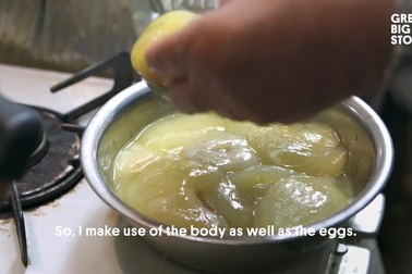 “Choáng” với món trứng bạch tuộc khổng lồ, thực khách có thể ăn sống