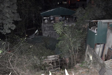 Xe bồn lao xuống vực làm sập một nhà dân