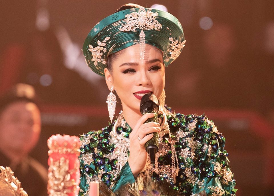 Lệ Quyên hát... chầu văn cùng mẹ 80 tuổi trong liveshow của mình - 4 Lệ Quyên hát... chầu văn cùng mẹ 80 tuổi trong liveshow của mình - 4