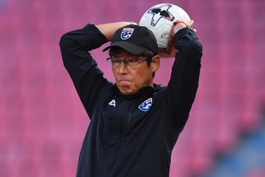 HLV Nishino lo Thái Lan không có tiền đạo để chạy đua với tuyển Việt Nam