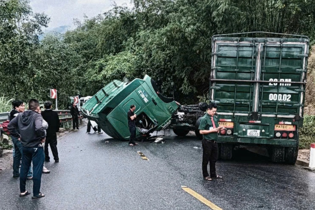 Ô tô kéo rơ moóc gãy gập cabin trên đèo Tà Lương - 1 Ô tô kéo rơ moóc gãy gập cabin trên đèo Tà Lương - 1