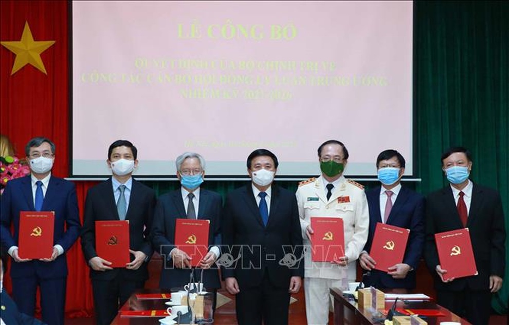 Công bố quyết định của Bộ Chính trị về nhân sự Hội đồng lý luận Trung ương - 1 Công bố quyết định của Bộ Chính trị về nhân sự Hội đồng lý luận Trung ương - 1