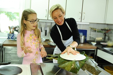 Đại sứ Thụy Điển trổ tài “nữ công gia chánh”