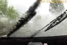 Ô tô phóng nhanh qua đường ngập, tạt nước suýt gây họa cho người khác