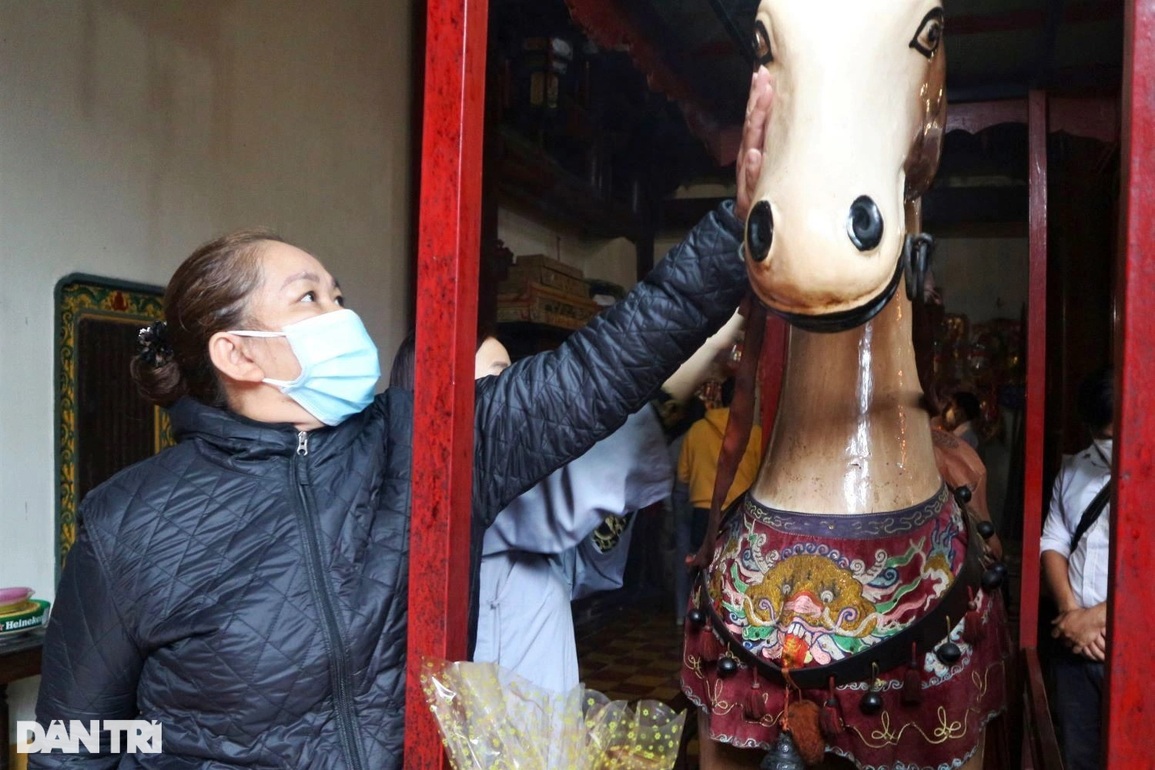 Người dân đội mưa xin lộc đầu năm ở phố cổ Hội An - 7 Người dân đội mưa xin lộc đầu năm ở phố cổ Hội An - 7