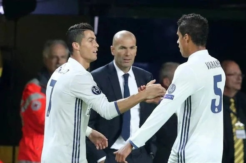 C.Ronaldo quay lưng với Solskjaer, đồng ý để HLV Zidane tiếp quản Man Utd - 1 C.Ronaldo quay lưng với Solskjaer, đồng ý để HLV Zidane tiếp quản Man Utd - 1