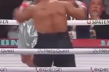 Mike Tyson chuẩn bị đấm Jake Paul nhưng lại thu tay lại