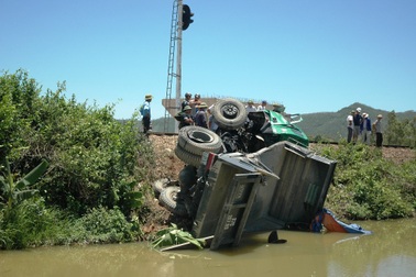 Tàu hỏa hất văng ô tô xuống hồ nước, tài xế thoát chết