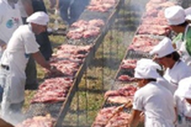 Chùm ảnh: Bữa tiệc thịt nướng lớn nhất thế giới