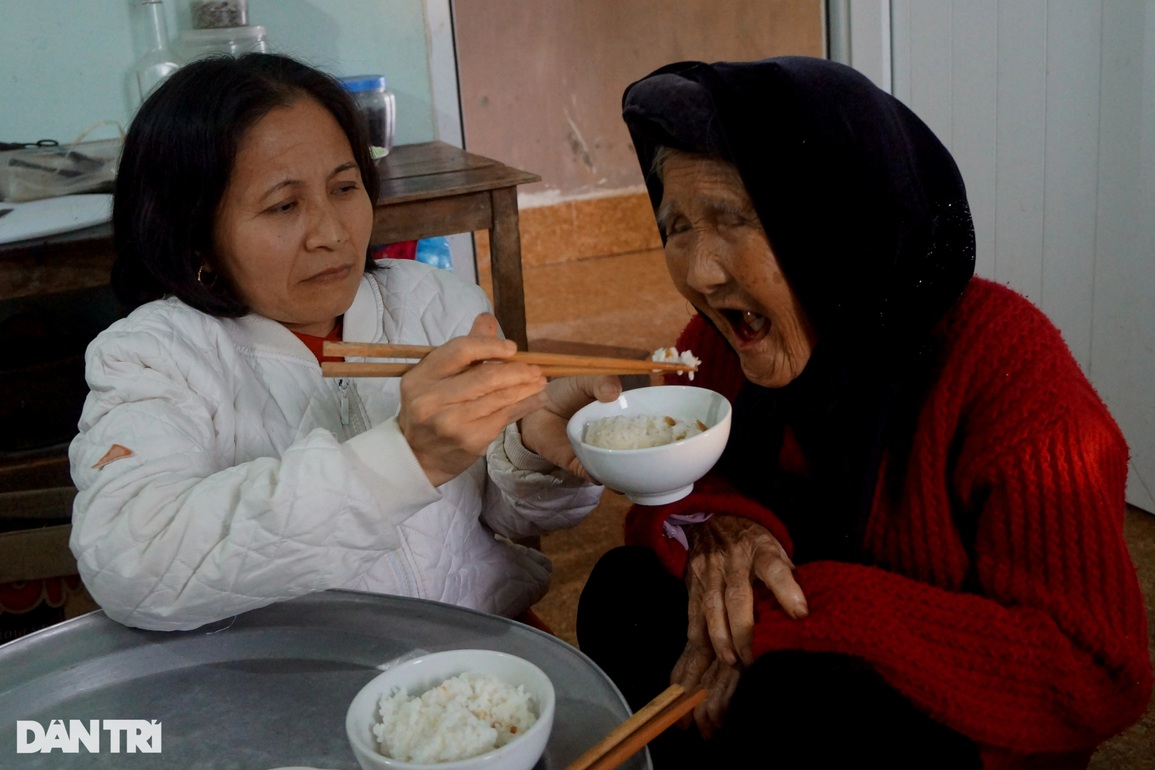 Xót thương người phụ nữ đi bằng 4 chân, tảo tần kiếm rau cháo nuôi mẹ già - 5 Xót thương người phụ nữ đi bằng 4 chân, tảo tần kiếm rau cháo nuôi mẹ già - 5