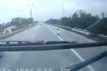 Tài xế xe tải đánh lái “thần sầu” tránh em bé chạy băng qua đường cao tốc