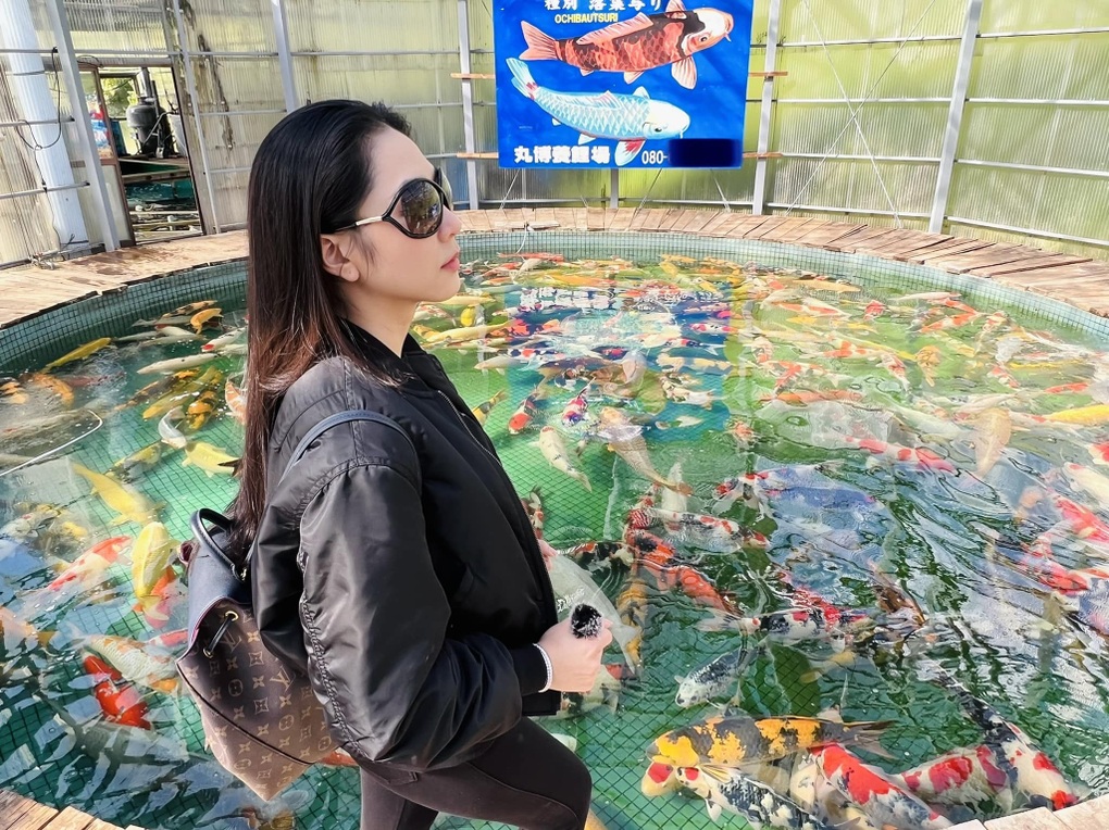 Hà Thanh Xuân sau khi cưới vua cá Koi: Tất bật đi diễn, giấu chuyện đổ vỡ - 2 Hà Thanh Xuân sau khi cưới vua cá Koi: Tất bật đi diễn, giấu chuyện đổ vỡ - 2