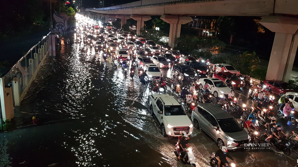 Hà Nội: Lau bugi xe sau cơn mưa lớn kiếm bộn tiền - 1 Hà Nội: Lau bugi xe sau cơn mưa lớn kiếm bộn tiền - 1