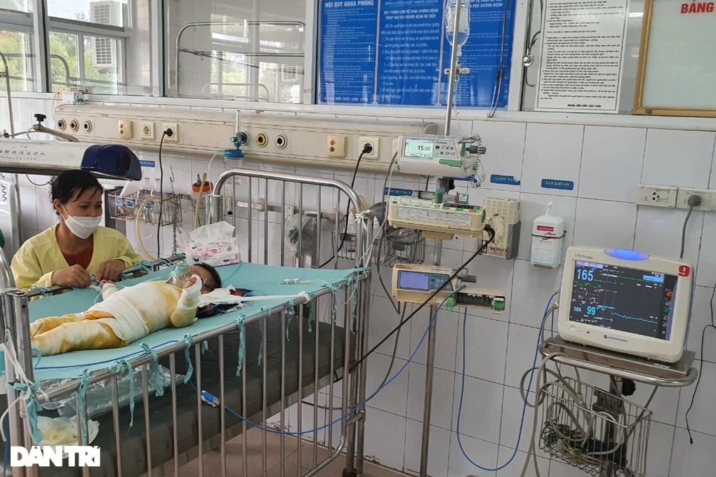Bỏng nước sôi 66% cơ thể, bé 20 tháng tuổi nguy kịch xin cứu tính mạng - 3 Bỏng nước sôi 66% cơ thể, bé 20 tháng tuổi nguy kịch xin cứu tính mạng - 3