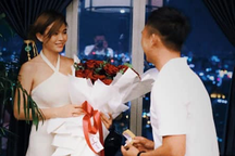 Á hậu Mâu Thủy được bạn trai "bí mật" quỳ gối cầu hôn