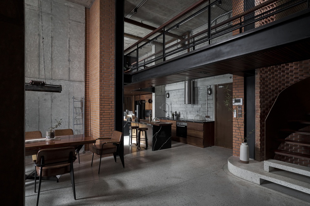 Căn penthouse ven Hà Nội gây choáng với vẻ hầm hố, đậm chất nghệ sĩ - 4 Căn penthouse ven Hà Nội gây choáng với vẻ hầm hố, đậm chất nghệ sĩ - 4
