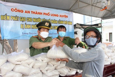 Công an An Giang tặng 36 tấn gạo đến người nghèo, người bán vé số