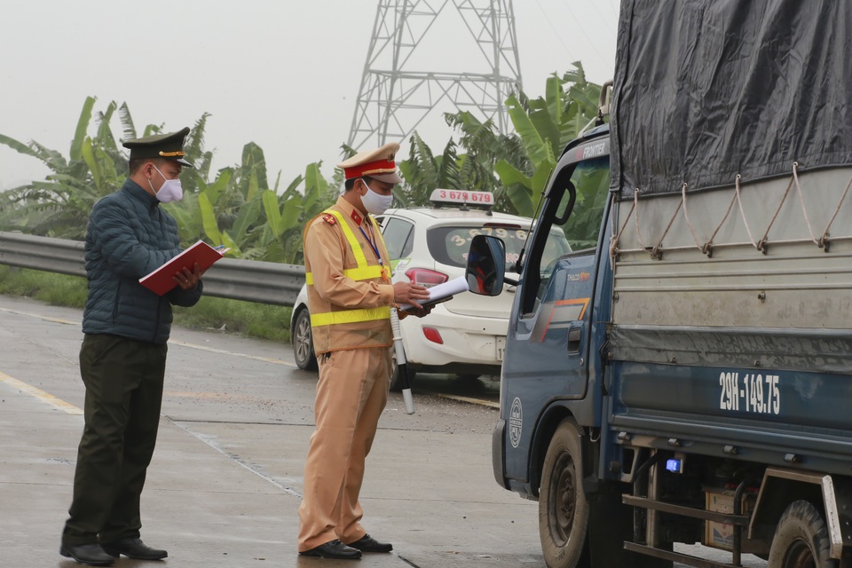 Lập chốt kiểm soát tại cao tốc Hà Nội - Hải Phòng, nhiều xe phải quay đầu - 5 Lập chốt kiểm soát tại cao tốc Hà Nội - Hải Phòng, nhiều xe phải quay đầu - 5