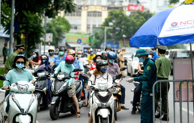 Hà Nội siết chặt việc cấp giấy đi đường, nhiều người dân ngỡ ngàng - Ảnh 3.